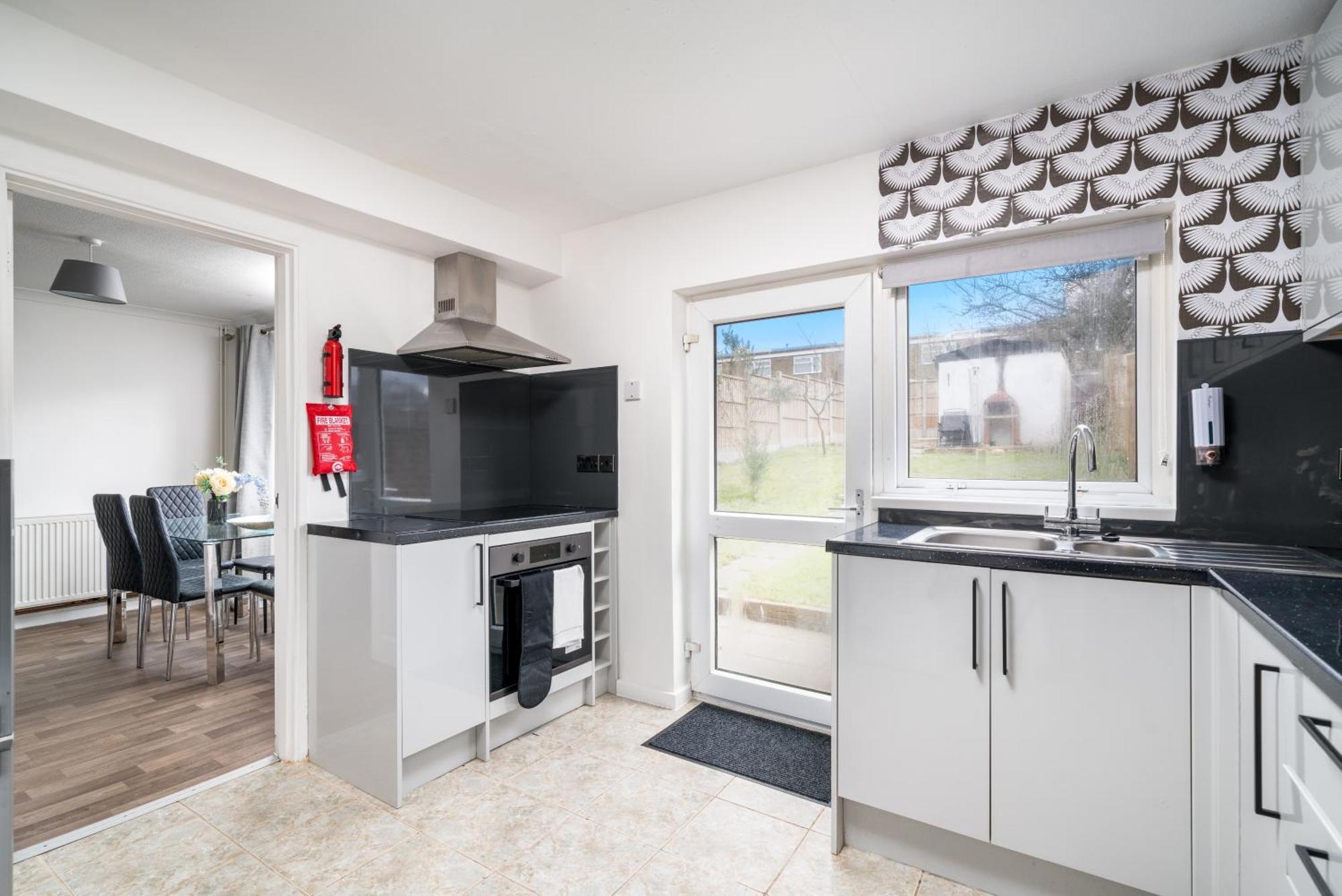 Skyvillion-Stevenage Amazing 3Bed House, Garden, Free Off Street Parking For 2 Cars, Wifi Apartment ภายนอก รูปภาพ
